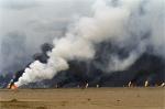 الآبار المشتعلة التي خلفها الغرو العراقي الغاشم