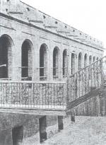 جسر قصر السيف بين مباني القصر