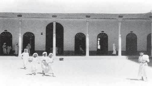 ساحة المدرسة المباركية.. وتبدو الفصول الدراسية