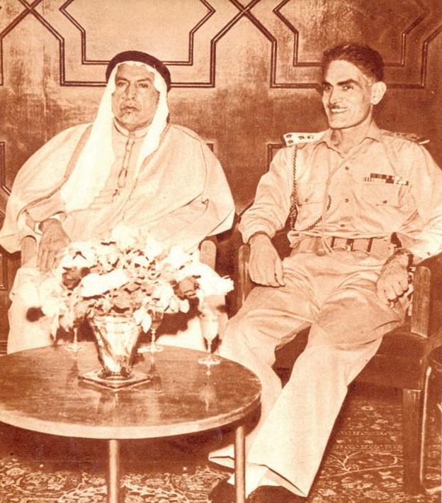 رئيس وزراء العراق عبدالكريم قاسم وسمو الشيخ عبدالله السالم في اثناء زيارته لبغداد في عام 1958