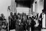 الشيخ مبارك الصباح وبجانبه الملك عبدالعزيز با سعود في الكويت 1910م