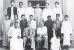 صورة تذكارية لبعض التلاميذ ومعهم مدرسهم السيد صالح شهاب