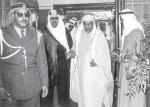 عبدالله السالم ممسكاً بيد الملك سعود بن عبدالعزيز أثناء زيارته الكويت عام 1961