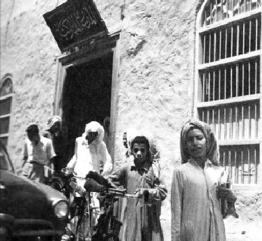 طلبة من المدرسة المباركية