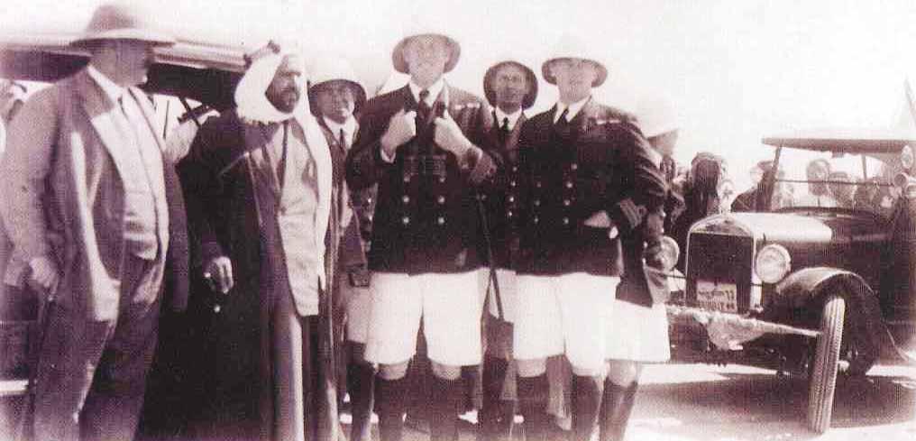 المغفور له أحمد الجابر (1921 - 1950) ويرافقه المعتمد السياسي وكبار ضباط البحرية البريطانية