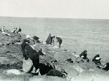 Old picture of Kuwaiti women washing clothes
